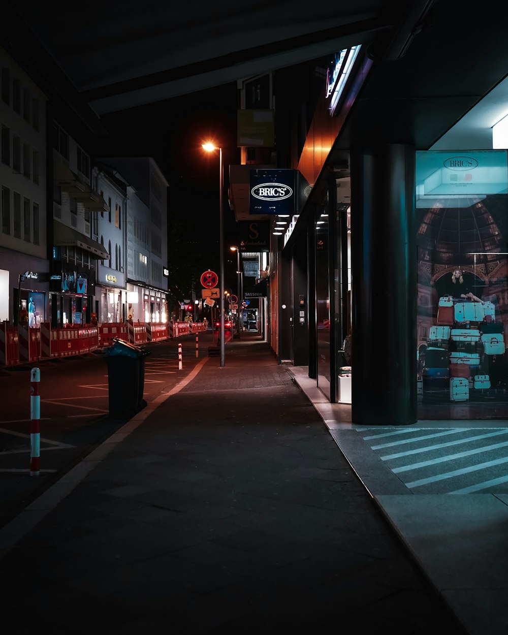 red and white street light