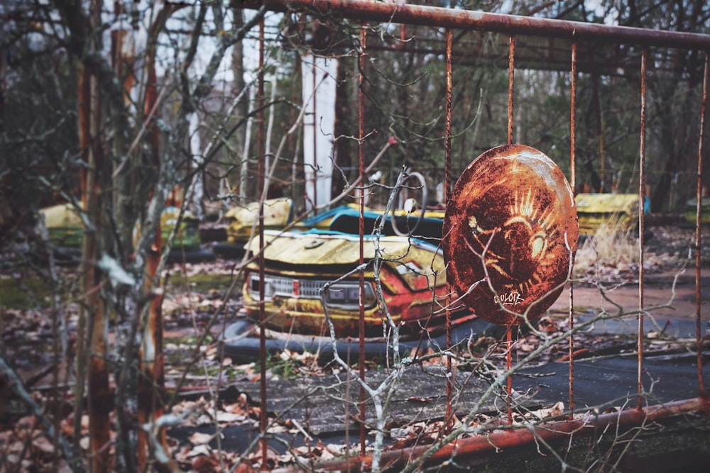 um parque de diversões abandonado no meio da floresta