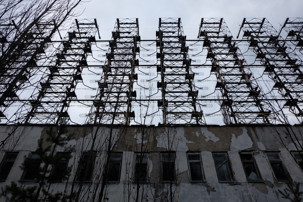 Charpente métallique noire sur bâtiment en béton brun