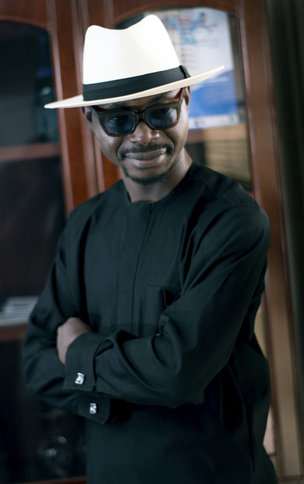 man in black long sleeve shirt wearing white goggles