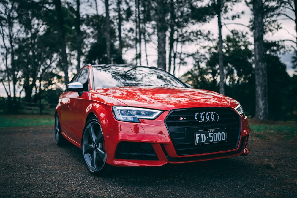 Audi R 8 rojo en camino de tierra durante el día