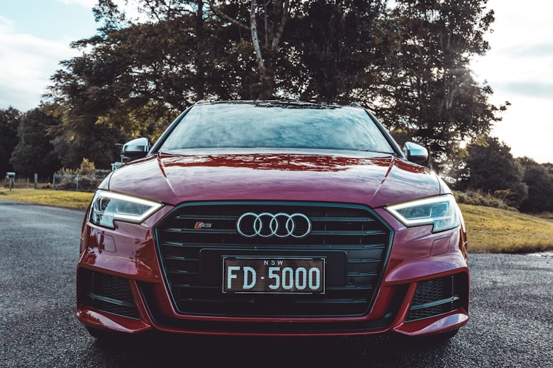 audi vermelho esportivo na estrada