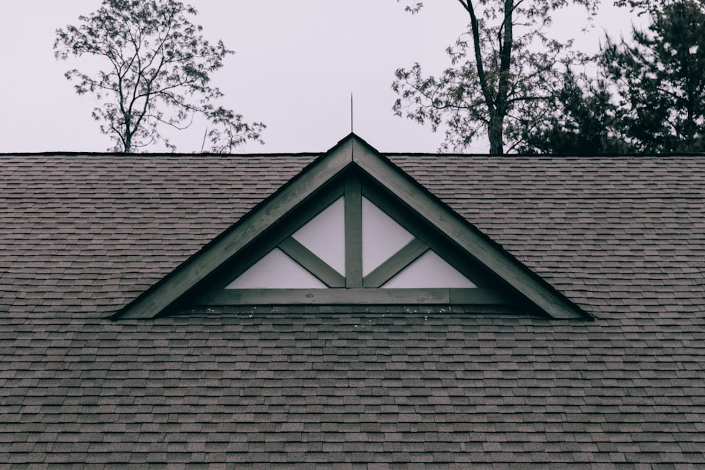 um telhado com uma janela em forma de triângulo em cima dele
