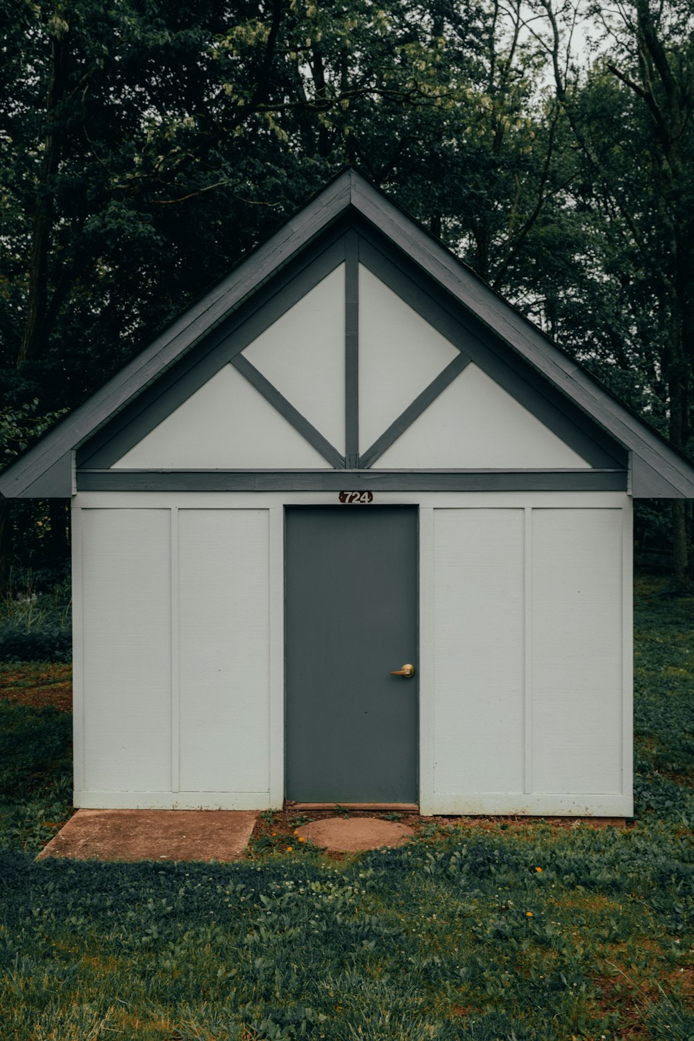 casa in legno bianco e nero