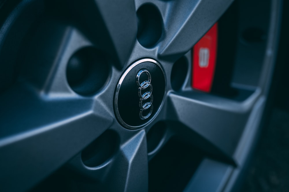 schwarz-silbernes Volkswagen Rad