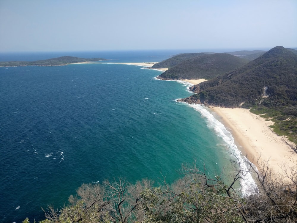 Vista aérea de la playa durante el día