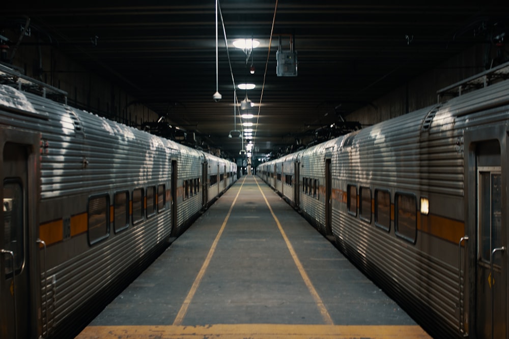 trem branco e preto na estação de trem