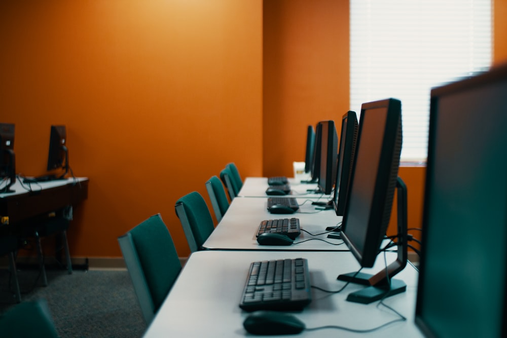 clavier d’ordinateur noir sur table blanche