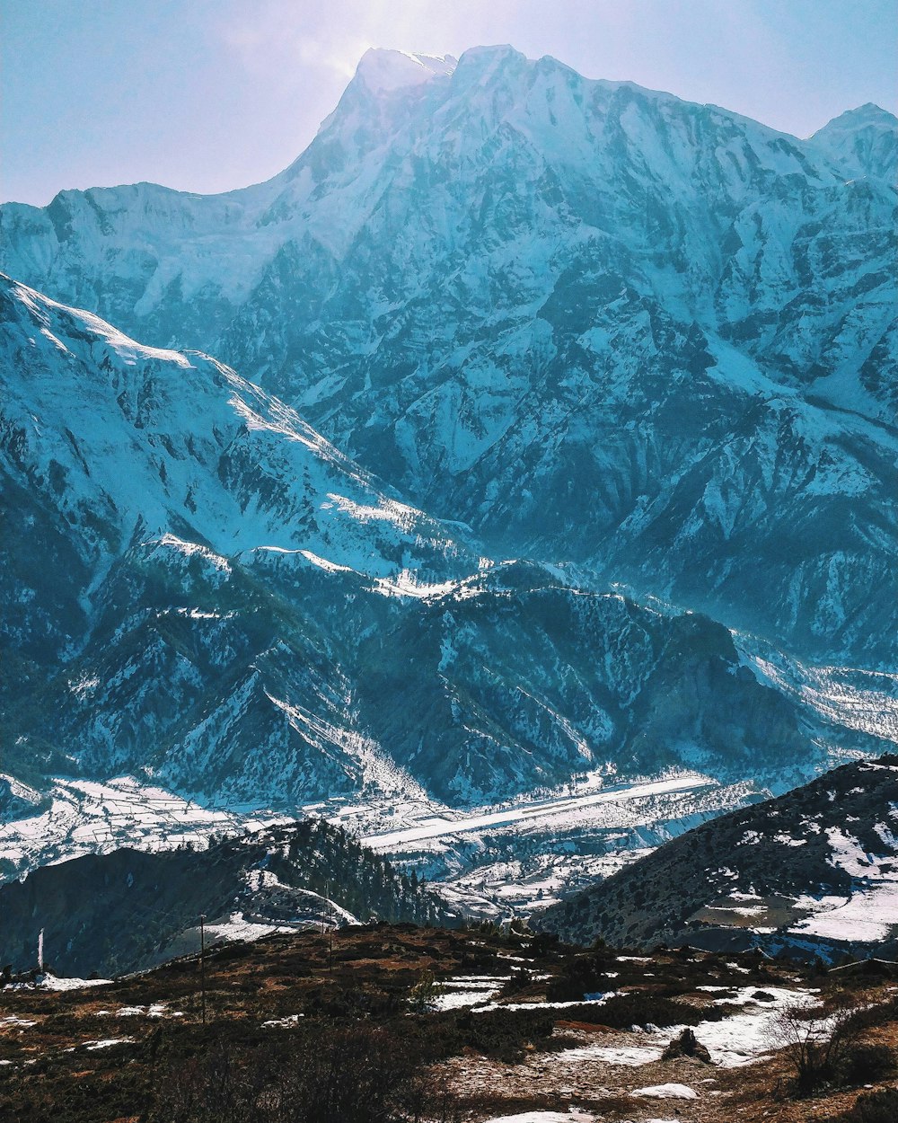 montagna innevata durante il giorno