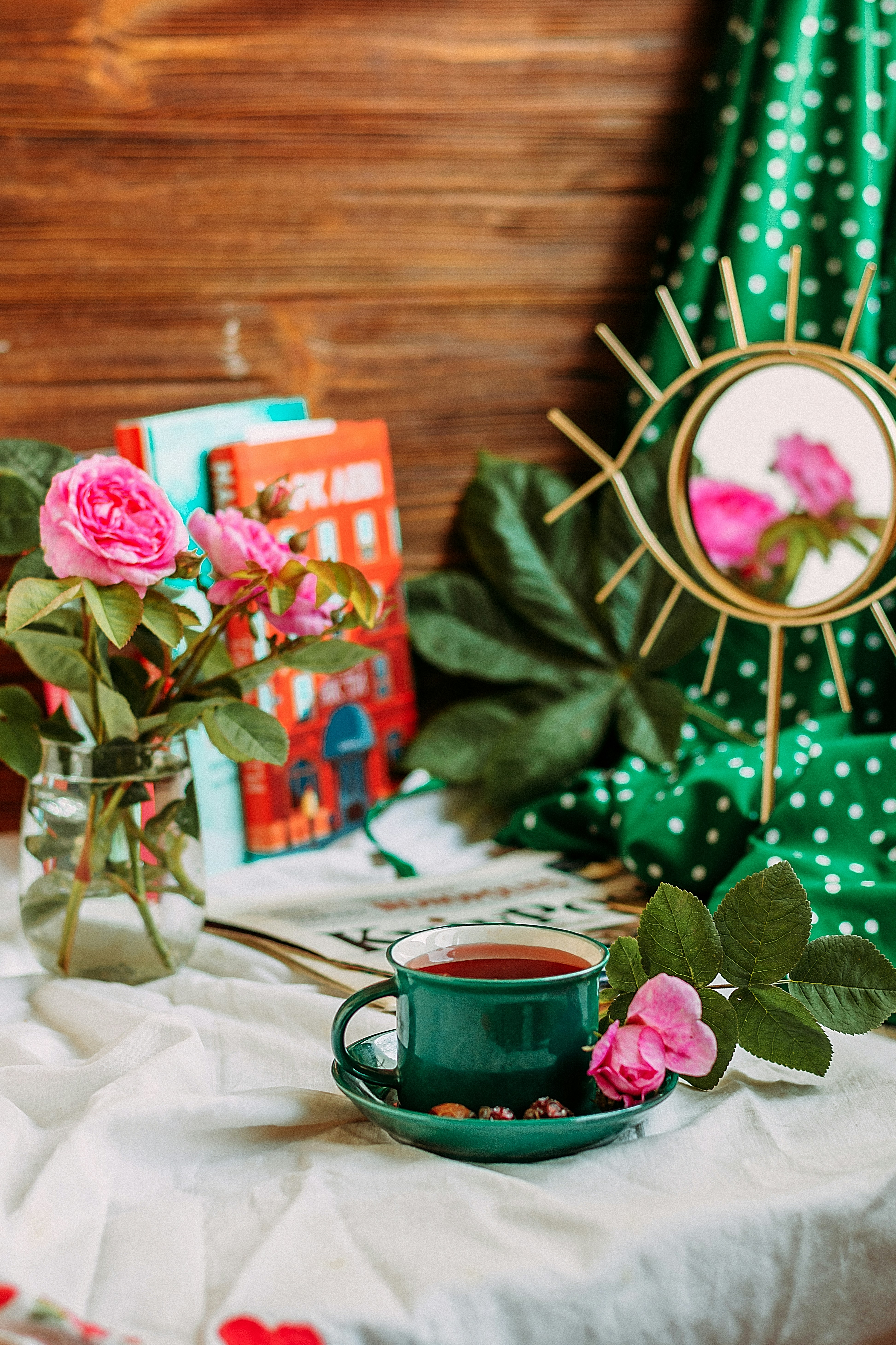 Chávena de café ao lado de flores, um detalhe simples para acompanhar uma mensagem carinhosa