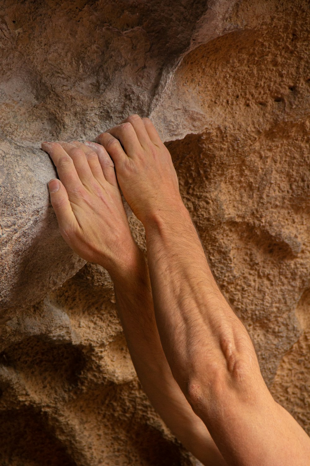 Personen Hand auf braunem Sand