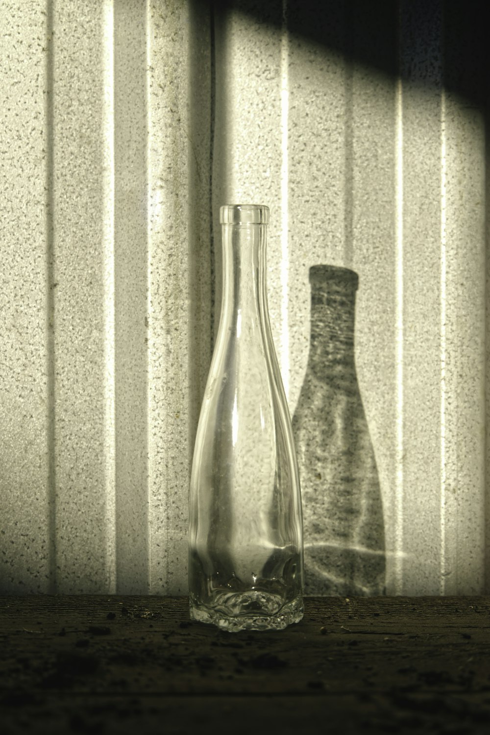 Foto en escala de grises de una botella de vidrio