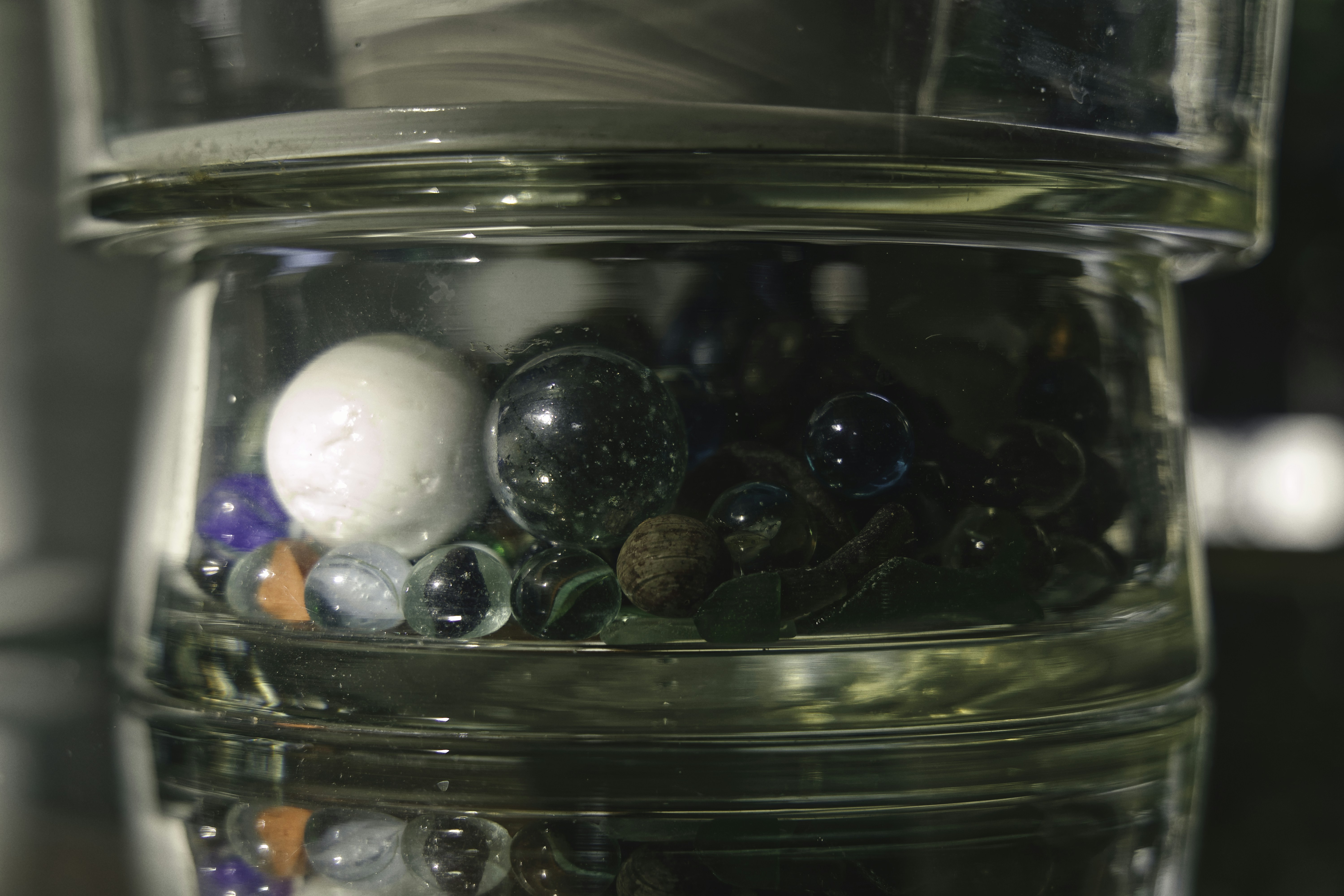 Bolillas numeradas de lotería en primer plano