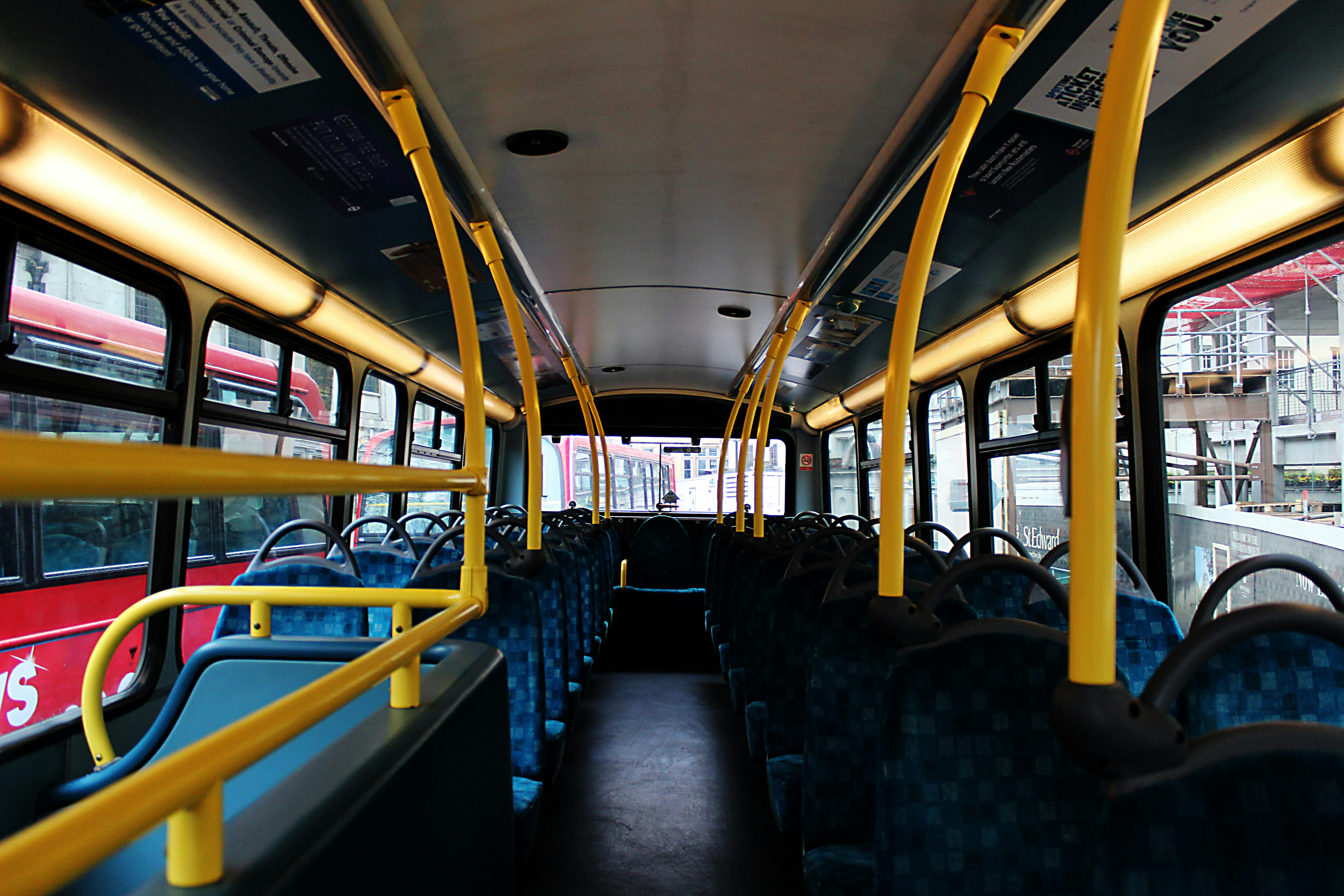 Sièges de train bleus et jaunes