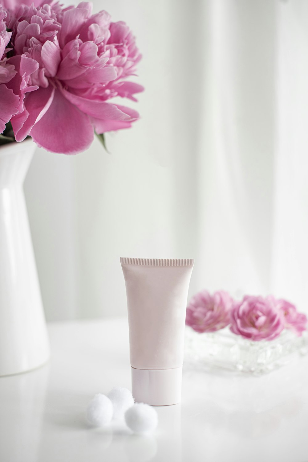 흰색 세라믹 꽃병에 핑크 꽃
