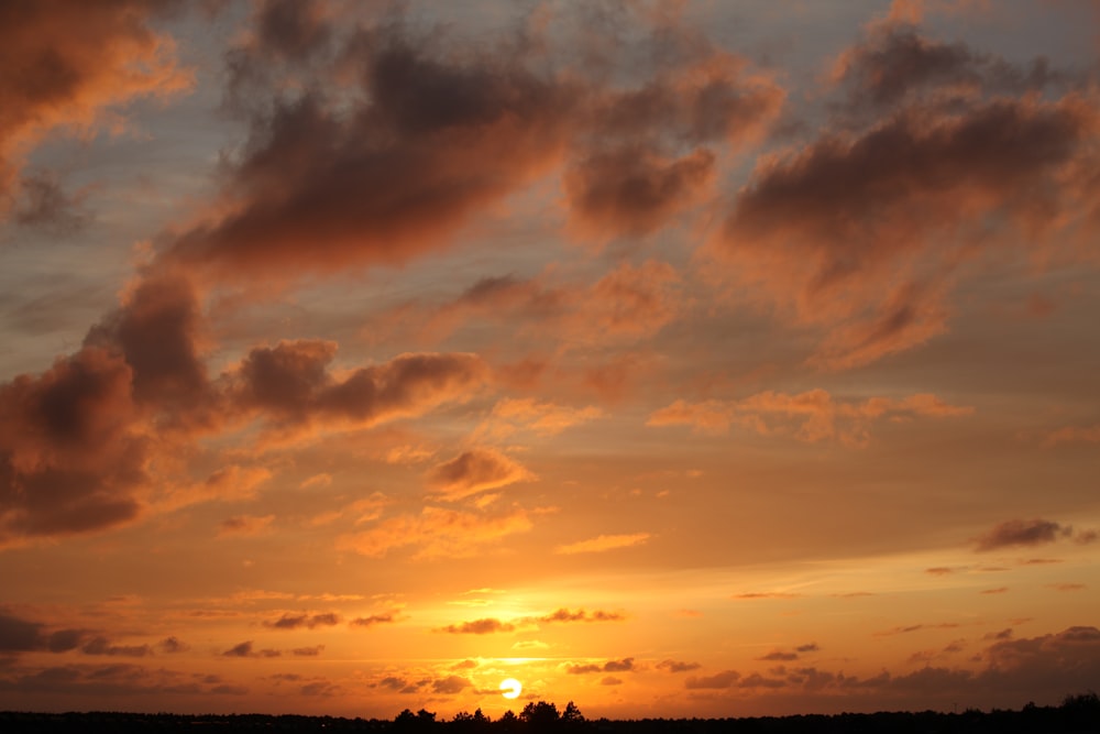 silhouette de nuages au coucher du soleil