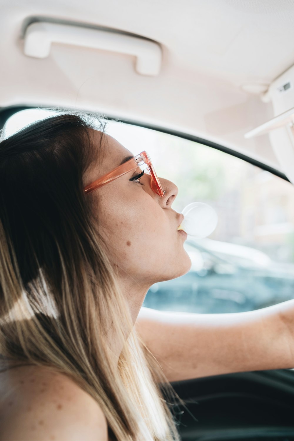 Femme en lunettes de soleil à monture rouge conduisant une voiture pendant  la journée photo – Photo Gris Gratuite sur Unsplash