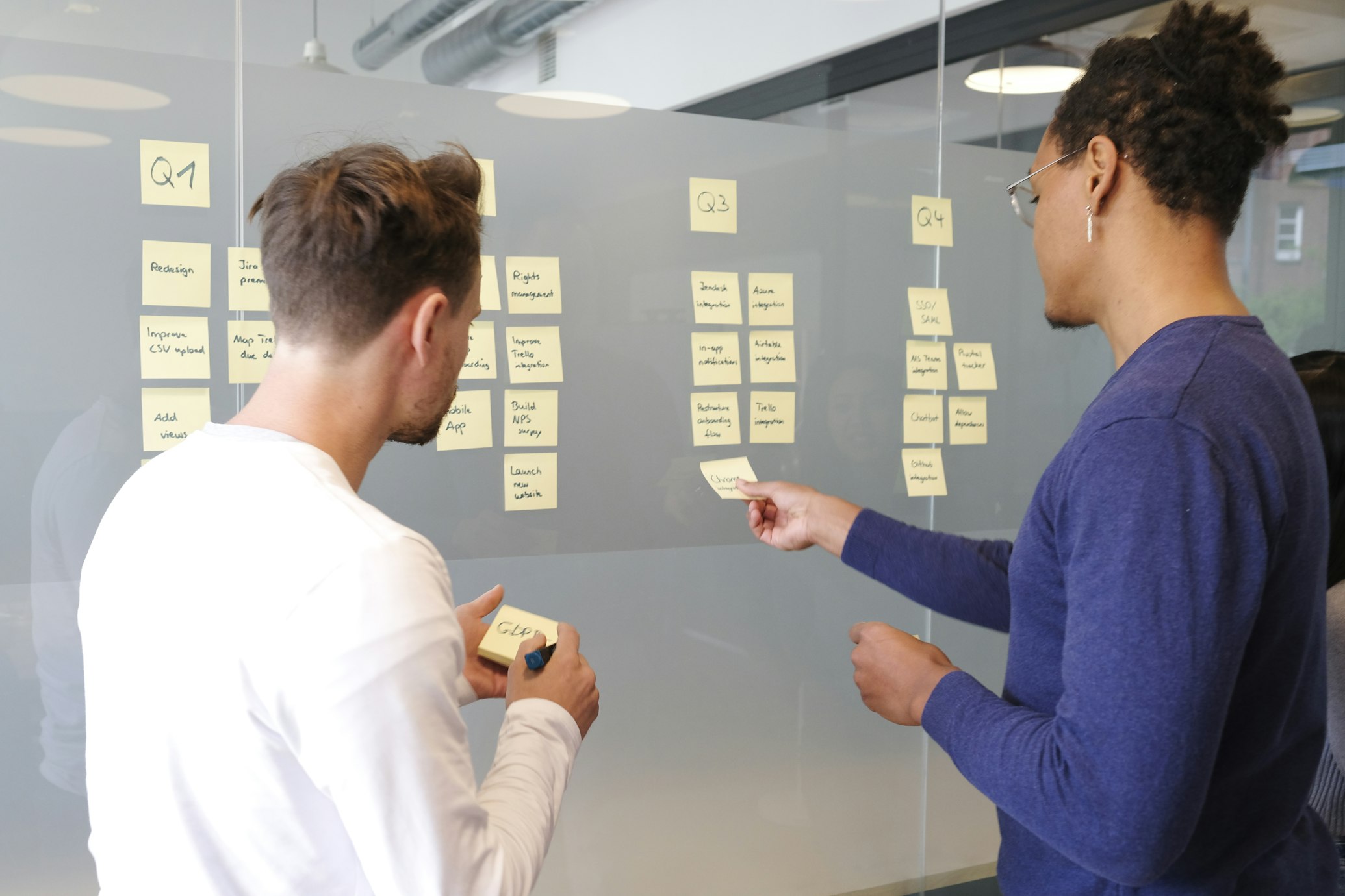 Persona experimentada mentoritzant una persona jove