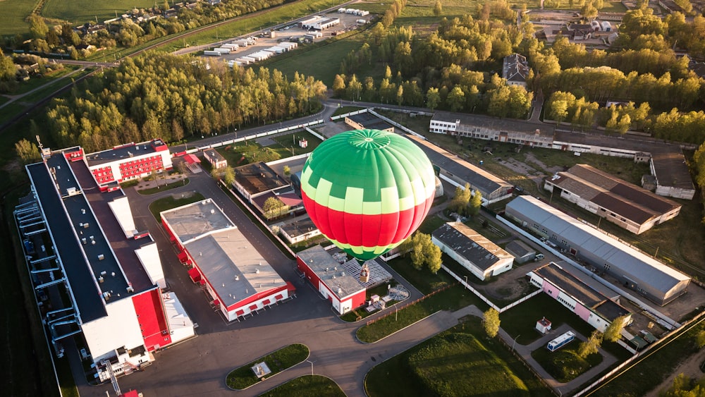 mongolfiera verde e rossa sul tetto