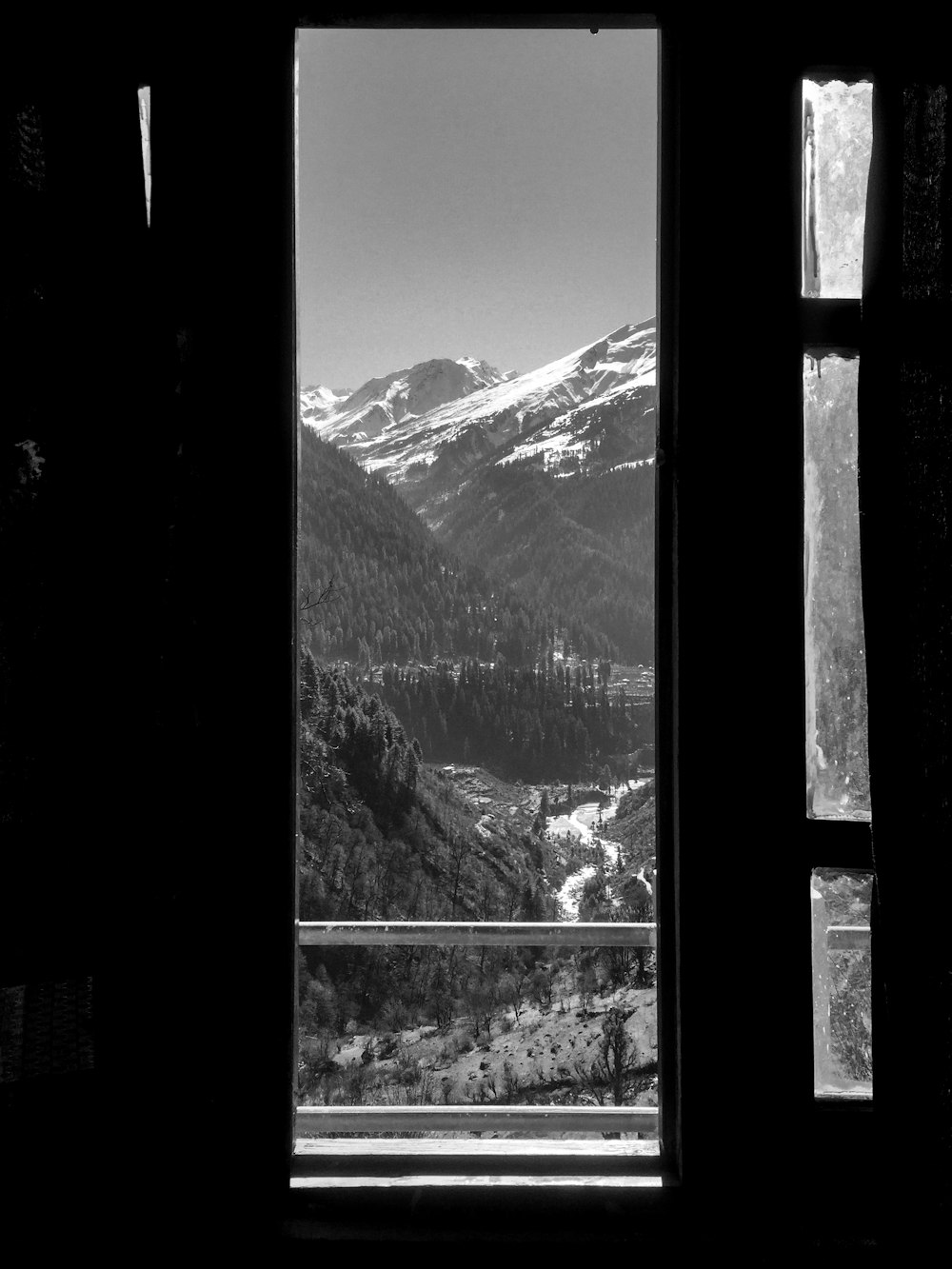 montagnes noires et blanches pendant la journée