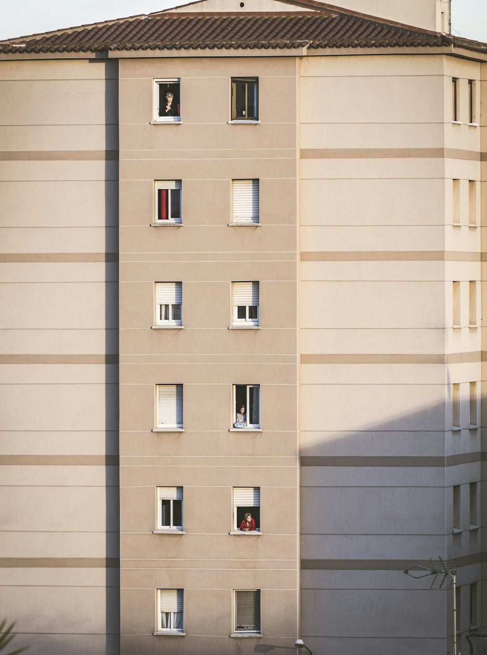 Edificio de hormigón marrón durante el día