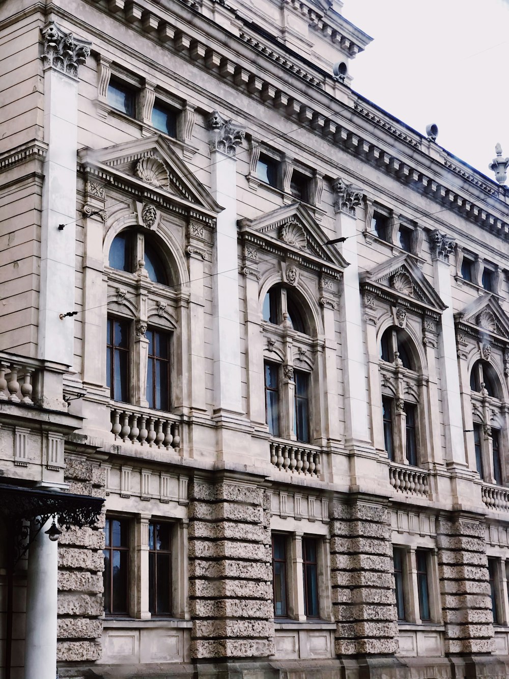 edificio in cemento bianco durante il giorno