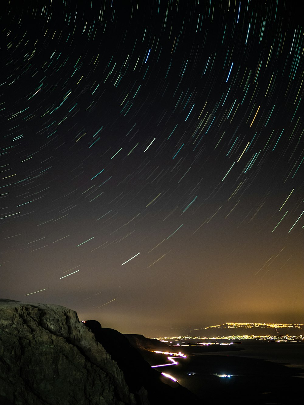Fotografía de lapso de tiempo de estrellas sobre el cielo durante la noche