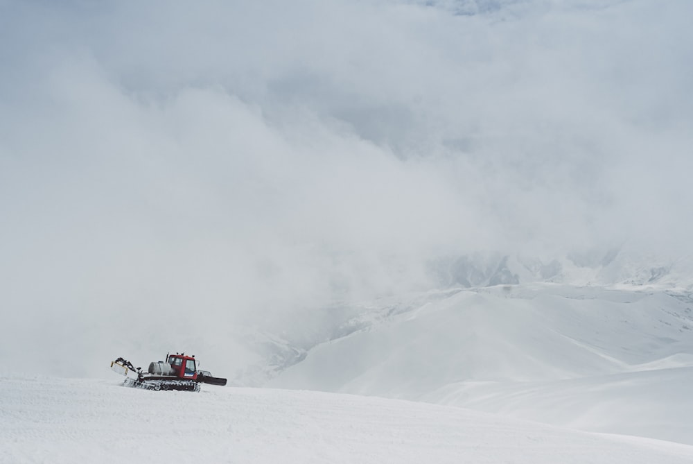 voiture rouge sur la montagne enneigée pendant la journée