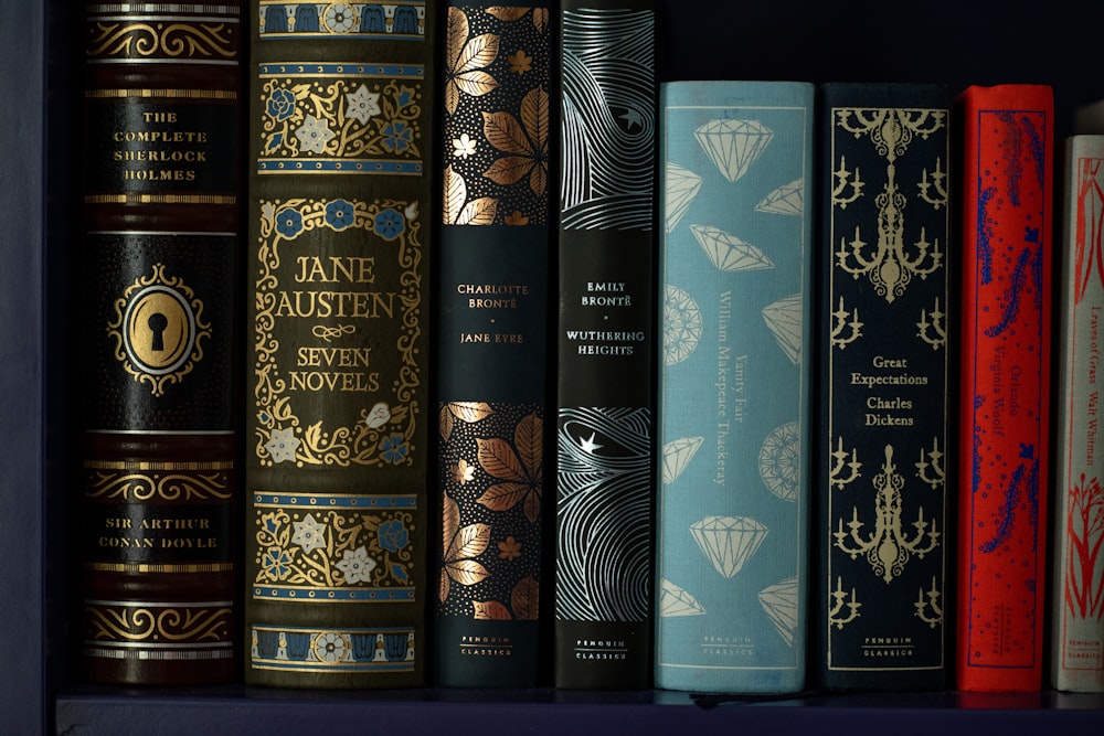 Six livres reliés en noir et or