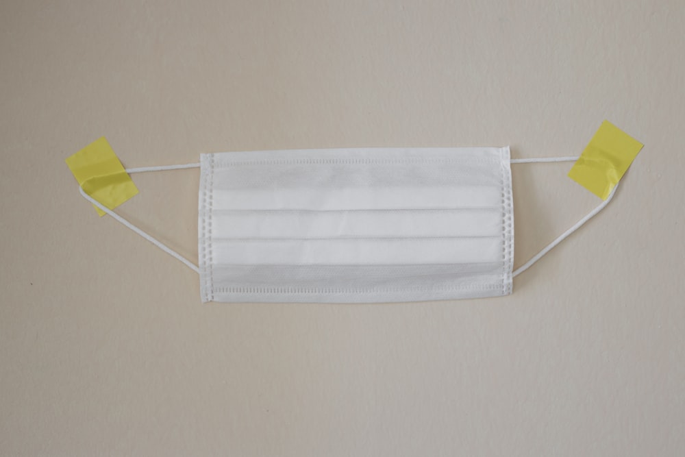 serviette blanche sur cintre jaune