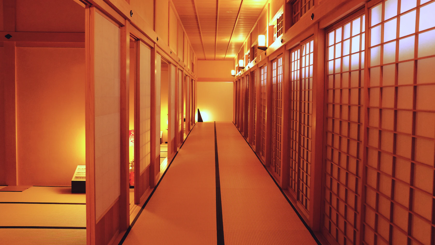 Traditioneller rot beleuchteter Innenbereich des Shuri-Schlosses in Naha