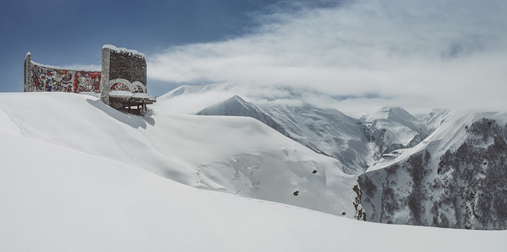 Casa marrón en una montaña cubierta de nieve durante el día