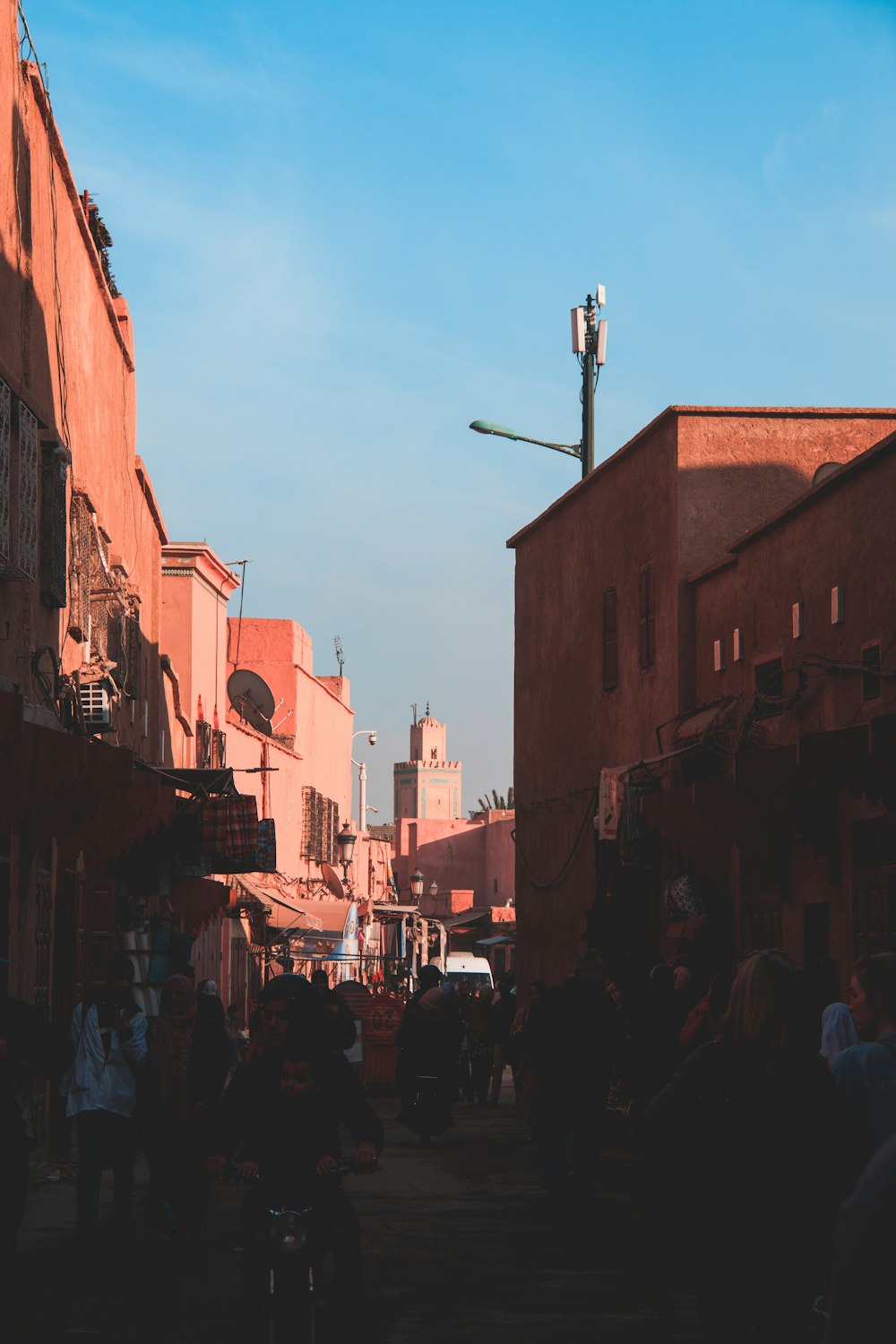 persone che camminano per strada tra gli edifici durante il giorno