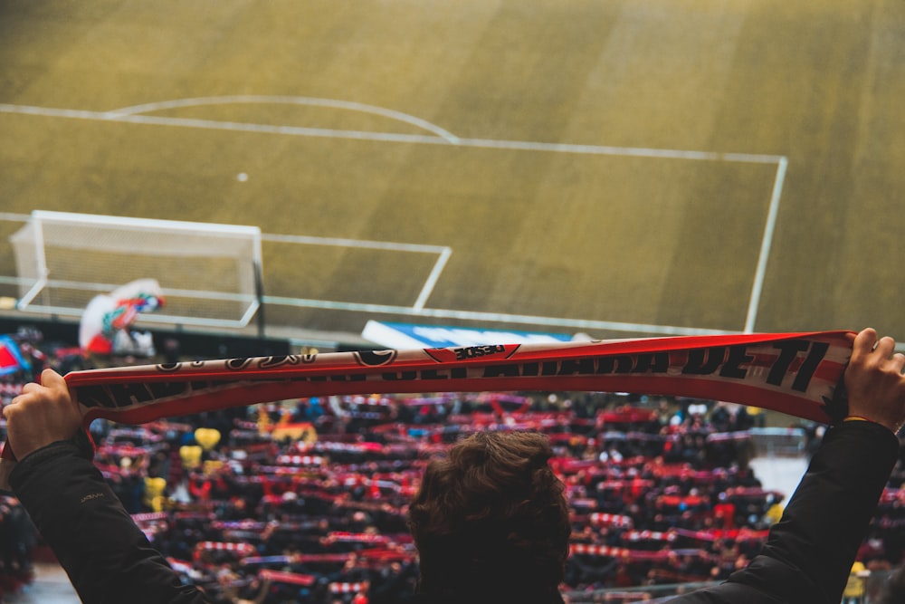 Gente viendo el partido en el estadio