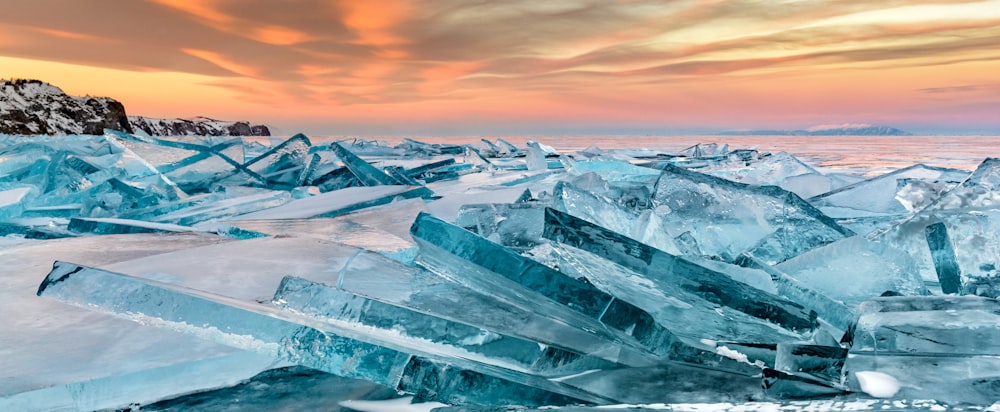 Bloques de hormigón marrón y blanco bajo el cielo azul durante el día