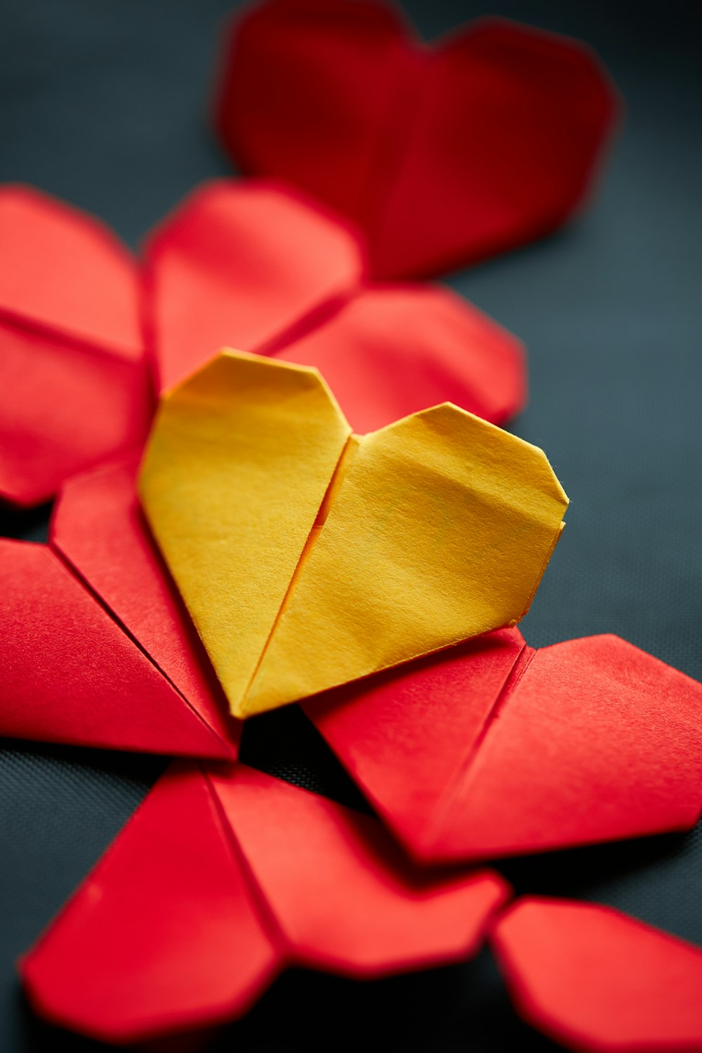 papel amarelo e vermelho em forma de coração