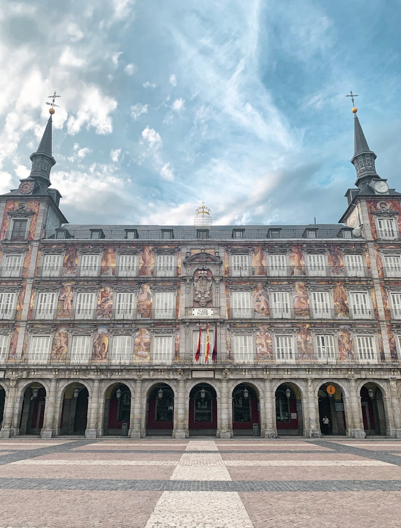 Plaza Mayor de Madrid con arquitectura histórica