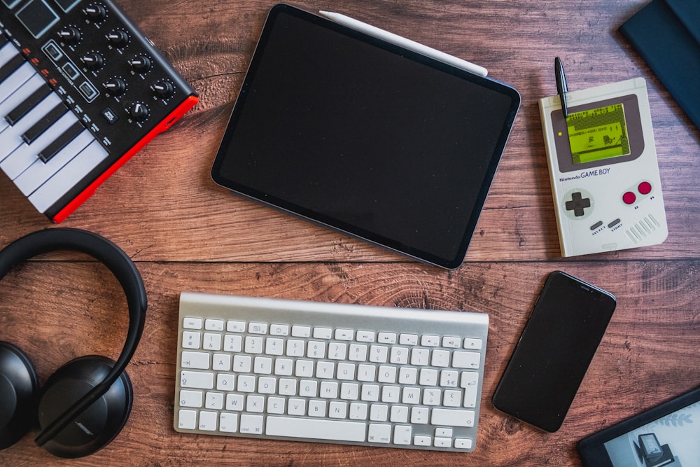 ipad preto ao lado do teclado da maçã e do mouse mágico da maçã