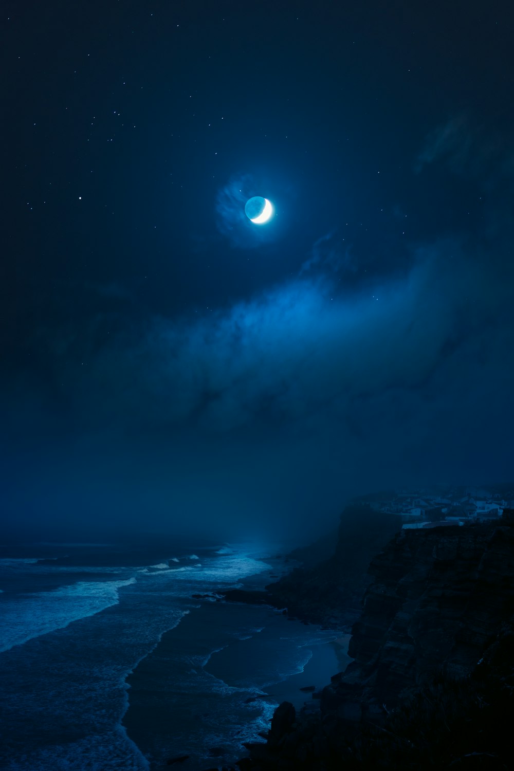rivage rocheux sous la pleine lune