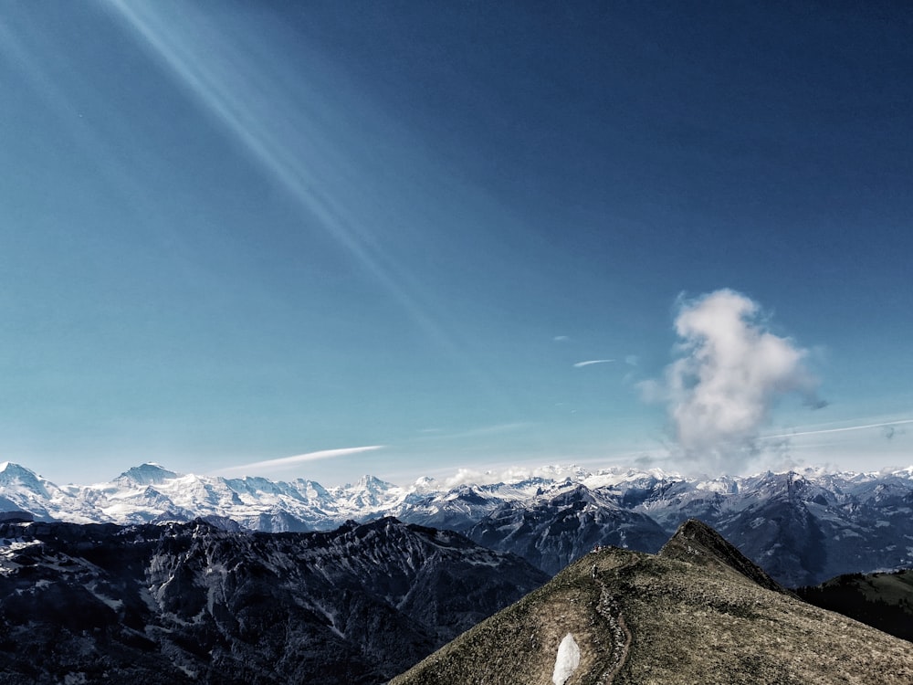 montagna coperta di neve sotto il cielo blu durante il giorno