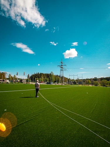 Terrain avec du gazon synthétique spécial pour l'aménagement paysager