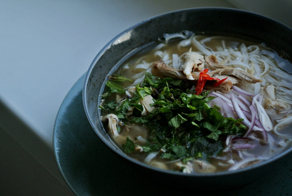 plat à soupe dans un bol en céramique blanche