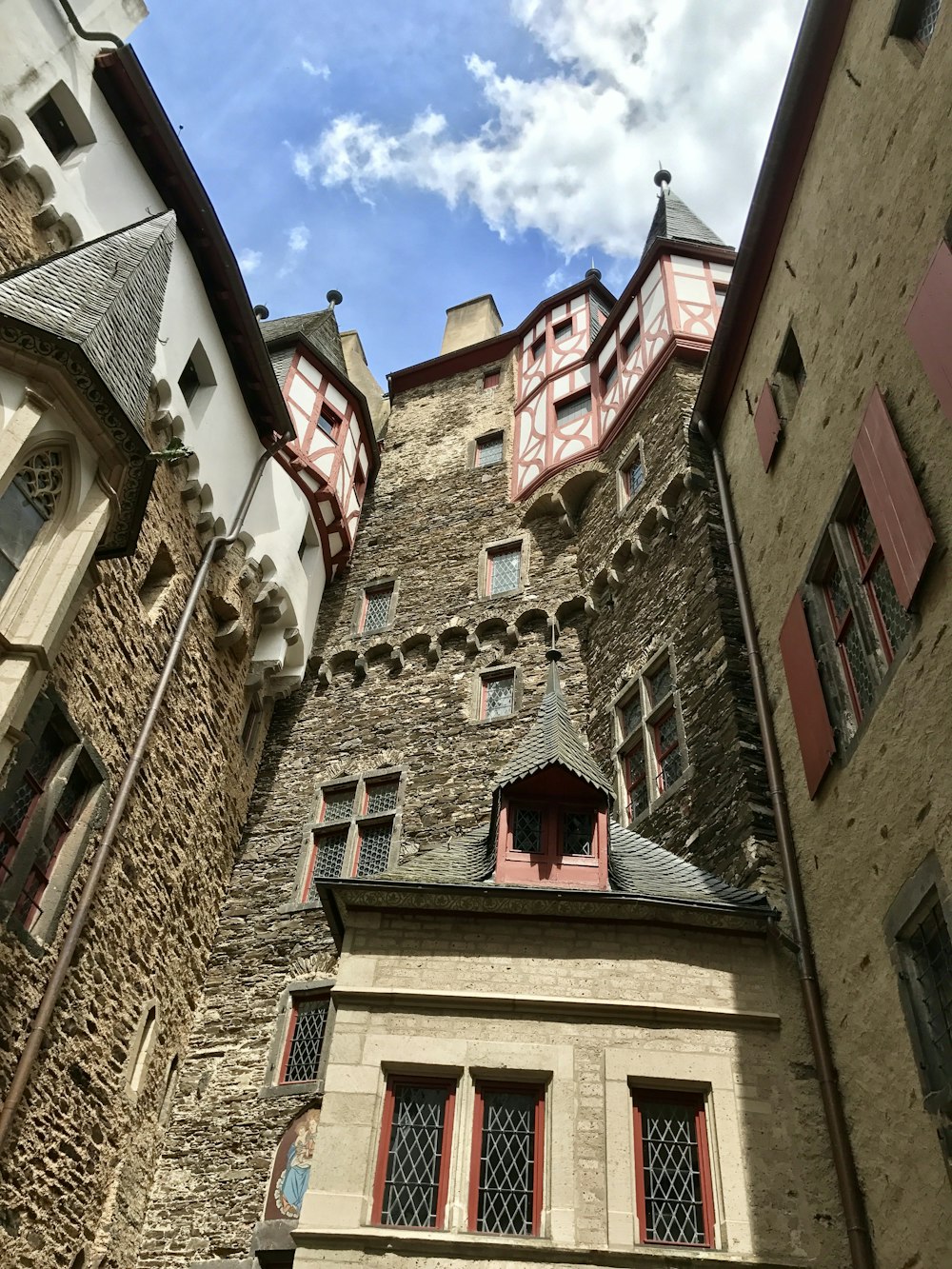 Bâtiment en béton brun sous le ciel bleu pendant la journée