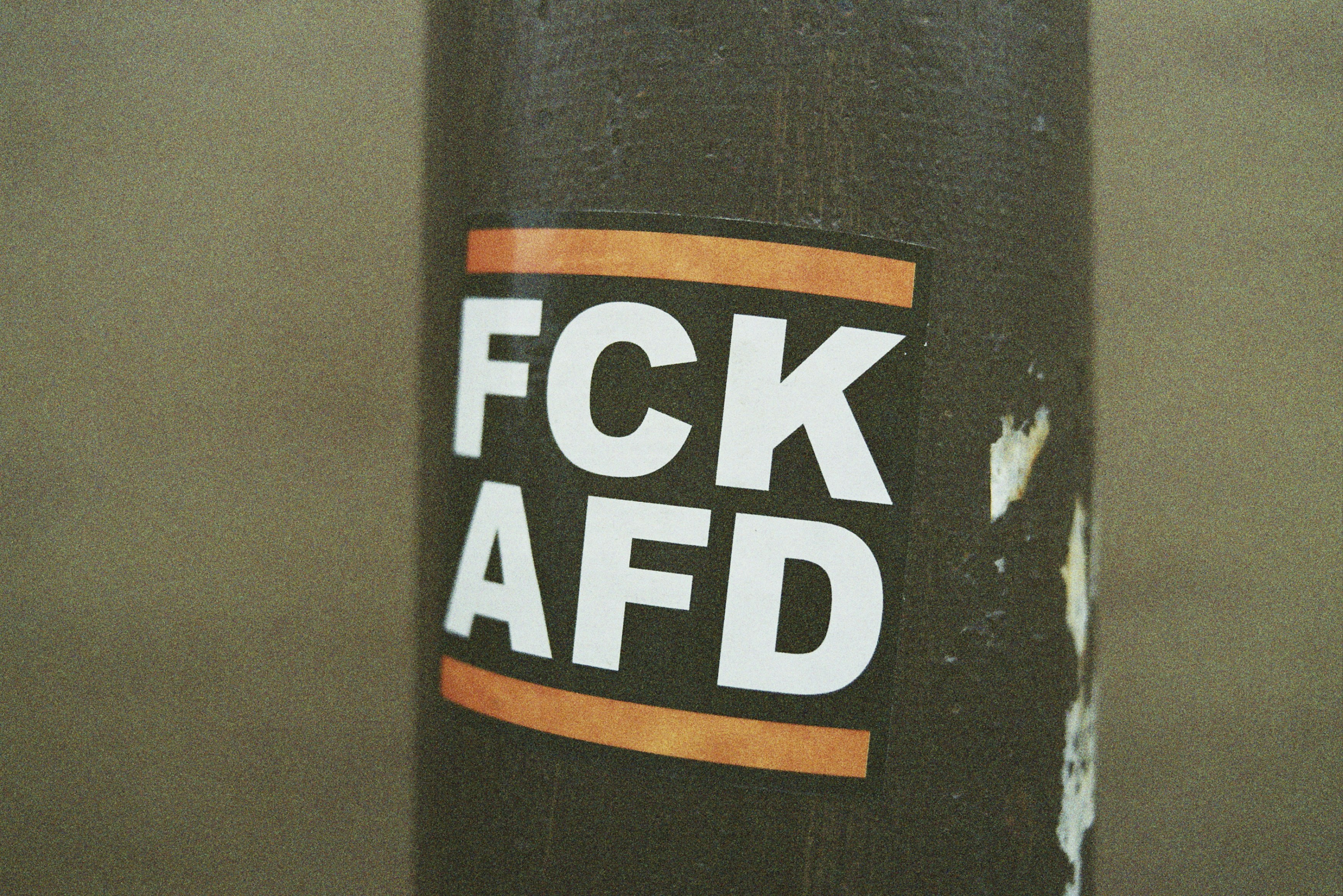 FCK AFD – Urban street art sticker. Made with Leica R7 (Year: 1994) and Leica Summicron-R 2.0 35mm (Year: 1978). Analog scan via Foto Brinke Forchheim: Fuji Frontier SP-3000. Film reel: Agfa XRG 200 (expired 2002)