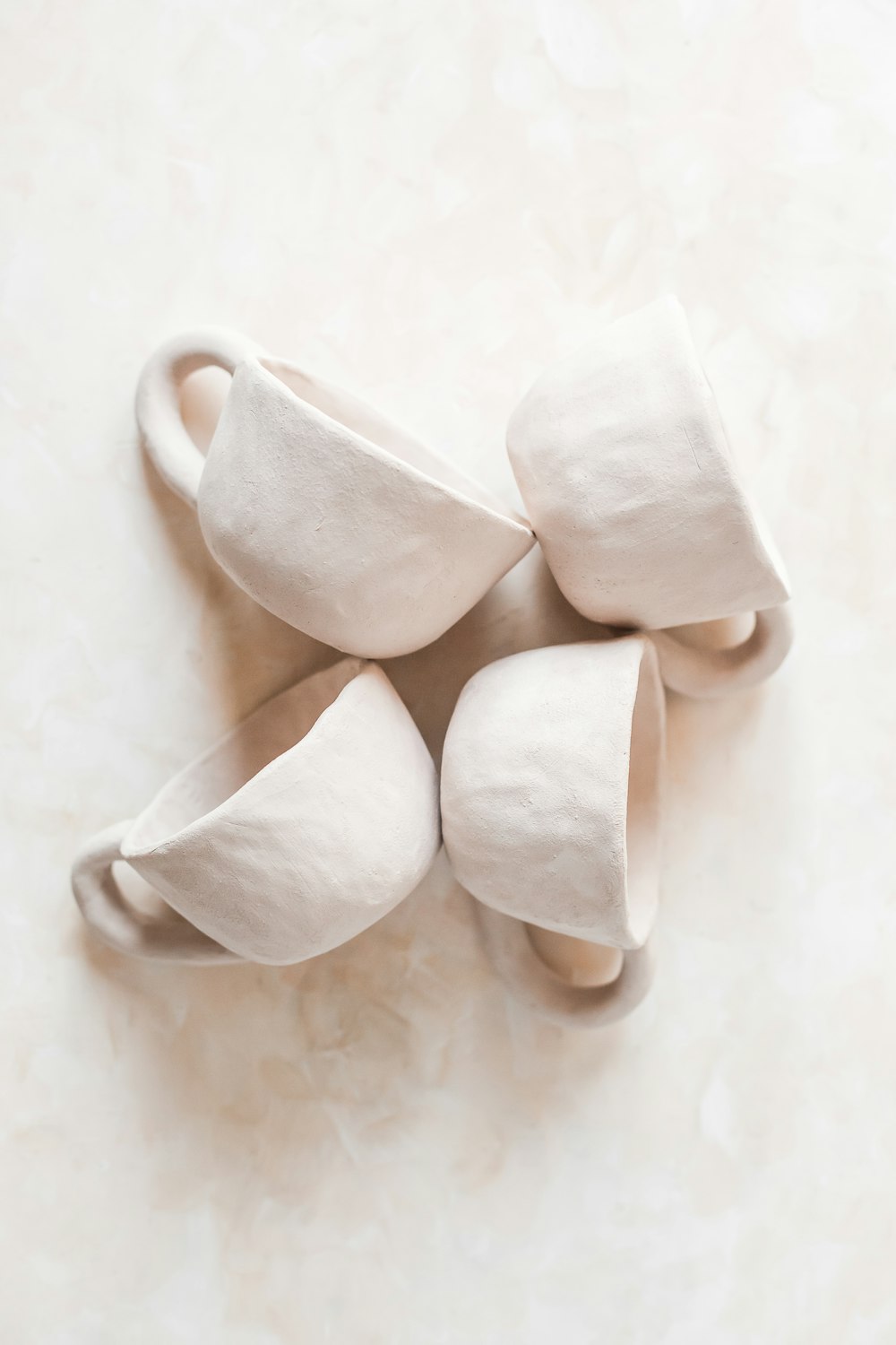 taza de cerámica blanca en forma de corazón