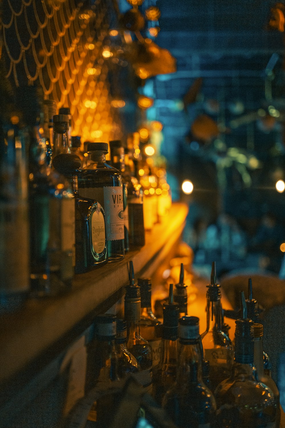Fotografía de enfoque selectivo de botellas de vidrio sobre mesa