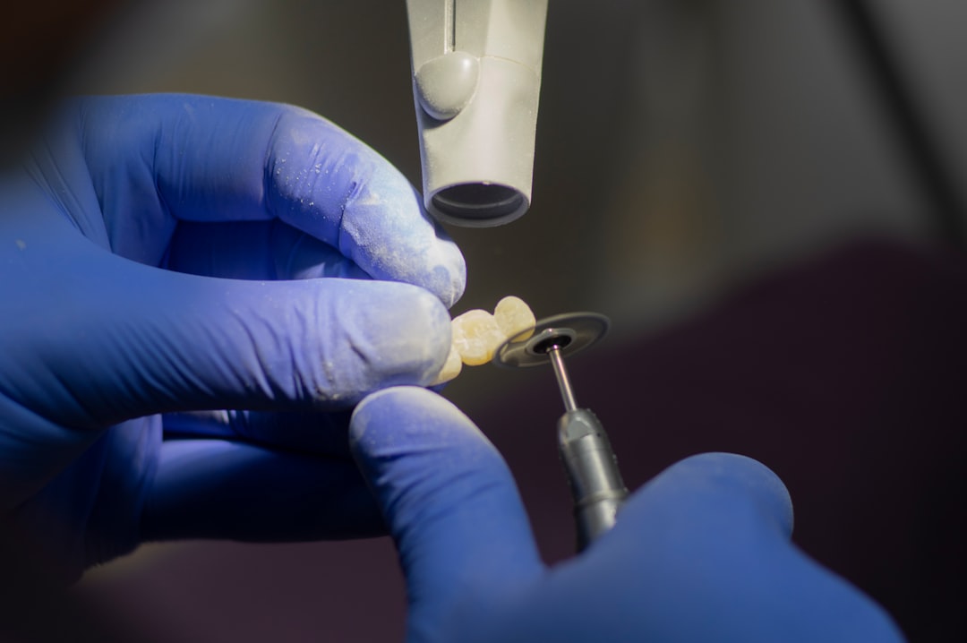 Implant dentaire : un objet pour la bouche de tout le monde ?