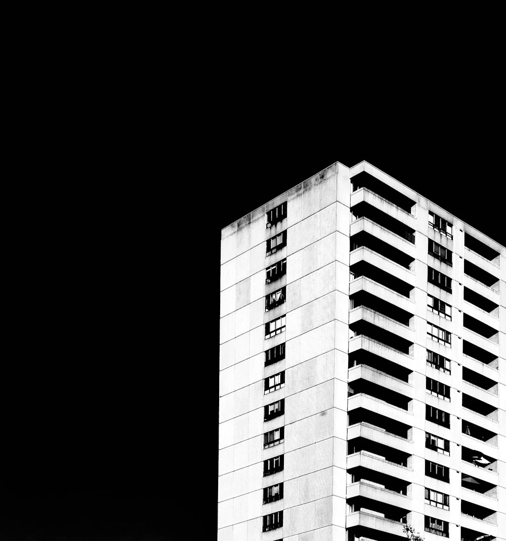 edifício de concreto branco e preto