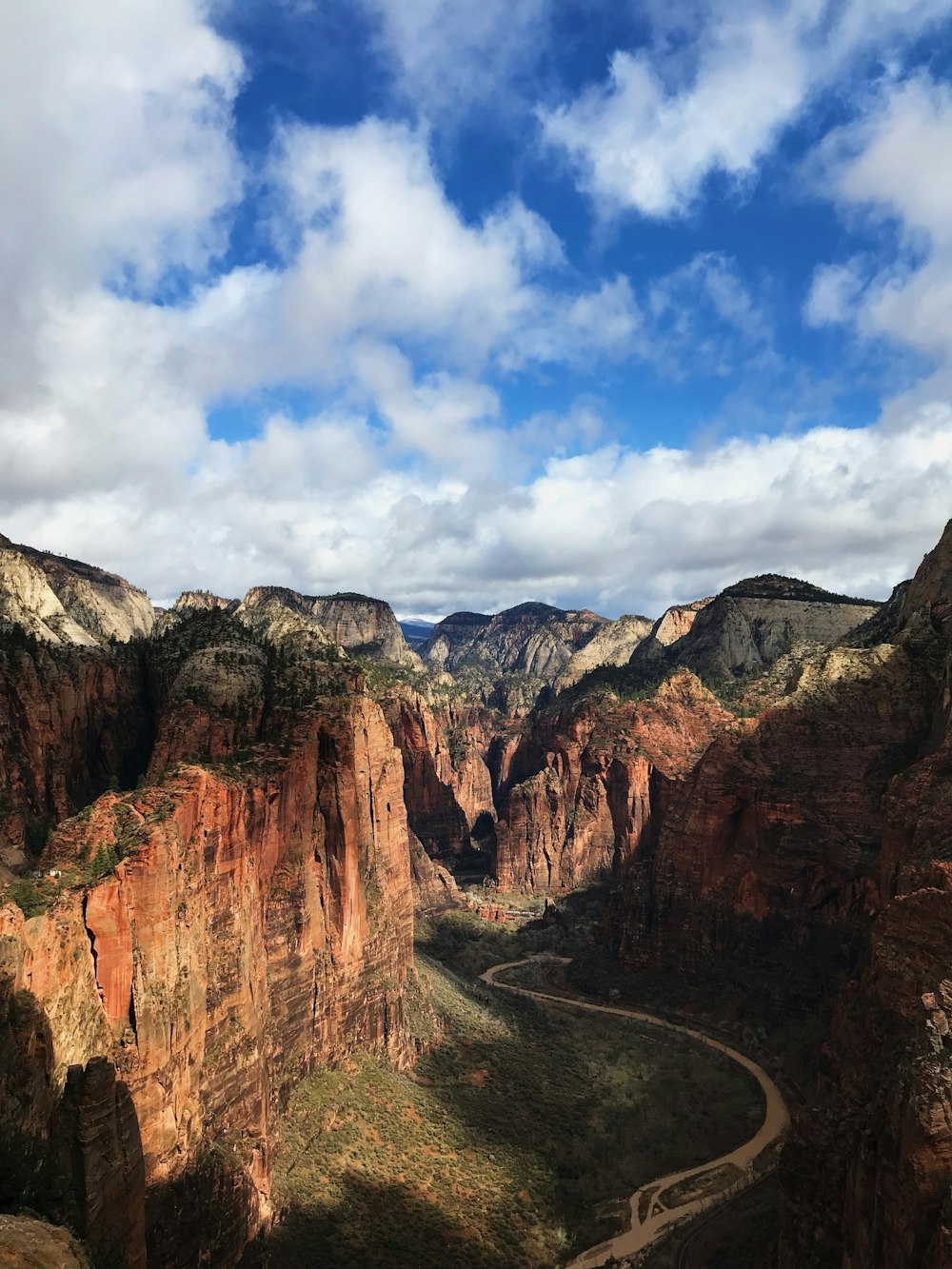 montanha rochosa marrom sob nuvens brancas durante o dia