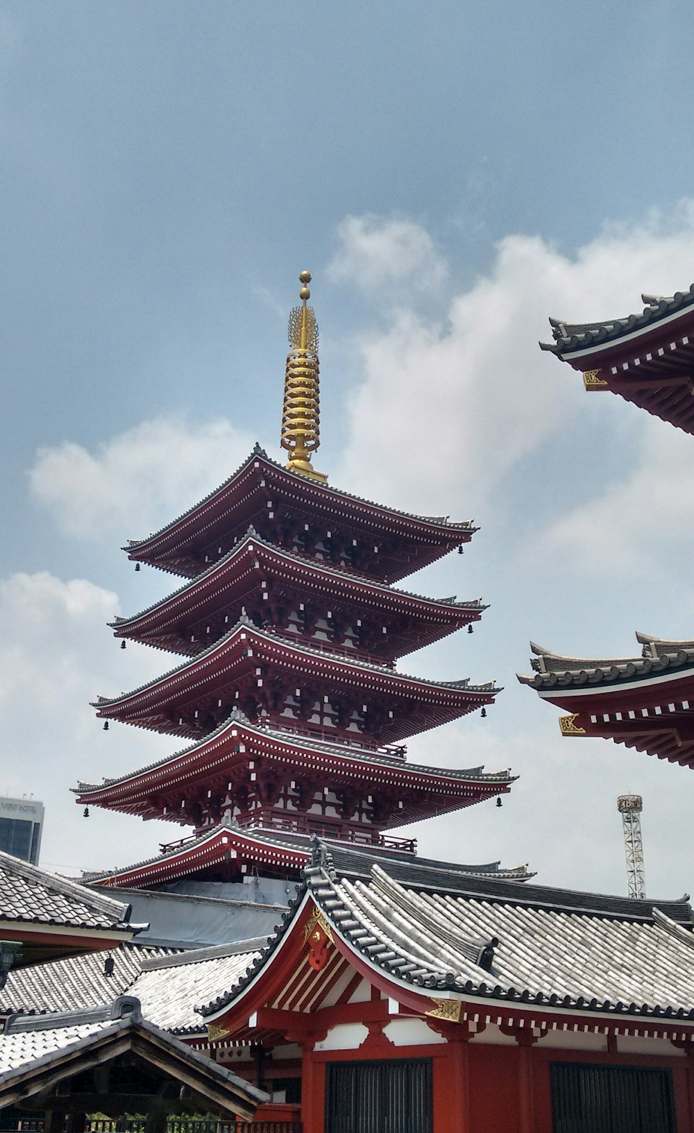 Templo rojo y dorado bajo el cielo azul durante el día